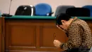Sudjadnan Parnohadiningrat tampak meneteskan air mata usai Majelis Hakim membacakan vonis untuknya, Jakarta, Rabu, (23/7/14) (Liputan6.com/ Miftahul Hayat)