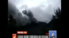 Meski aktivitasnya meningkat, erupsi Gunung Bromo ternyata menjadi panorama menarik bagi sejumlah wisatawan.