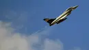 Sebuah Eurofighter Typhoon melakukan demo terbang di pameran udara Farnborough, Hampshire, Inggris, (14/7/2014). (AFP PHOTO/Carl Court)
