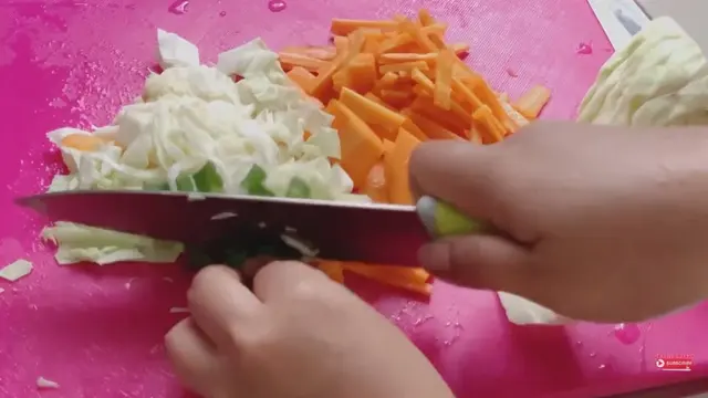 Tips Membuat Bakwan Sayur Renyah Tanpa Banyak Minyak (Credit: Youtube/Ghaziya Warita)