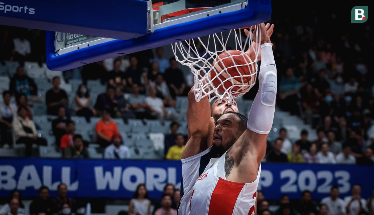 Pebasket Kanada, Dillon Brooks melakukan dunk saat laga Grup H Piala Dunia FIBA 2023 melawan Prancis yang berlangsung di Indonesia Arena, Senayan, Jakarta, Jumat (25/08/2023). Kanada menang dengan skor 95-65. (Bola.com/Bagaskara Lazuardi)