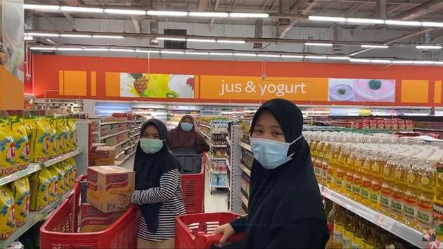 6 Momen Kartika Putri dan Suami Belanja Bulanan, Sampai Pakai 18 Trolly
