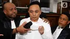 Terdakwa kasus pembunuhan Nofriansyah Yosua Hutabarat atau Brigadir J, Ricky Rizal usai menjalani sidang vonis di Pengadilan Negeri Jakarta Selatan, Selasa (14/2/2023). Majelis hakim menjatuhkan vonis 13 tahun penjara kepada Ricky Rizal. (Liputan6.com/Herman Zakharia)