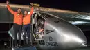 Pilot Swiss Bertrand Piccard (kanan) foto bersama dengan Andre Borschberg setelah mendaratkan pesawat bertenaga surya di Moffett Airfield di Mountain View, California, AS (23/4). (Jean Revillard/Solar Impulse/Reuters)