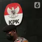 Petugas dari kepolisian melintas di dekat logo KPK di lobby Gedung Merah Putih KPK, Jakarta, Selasa (1/6/2021). Pengamanan gedung KPK dan sekitarnya diperketat terkait upacara pelantikan pegawai KPK menjadi Aparatur Sipil Negara. (Liputan6.com/Helmi Fithriansyah)