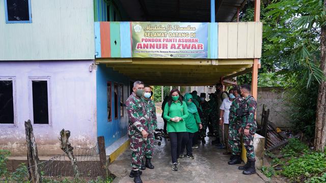 Kegiatan bagi takjil dan makanan buka puasa ramadan jajaran Korem 143 Halu Oleo di Kendari.(Foto Korem 143 Halu Oleo)