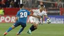 Pemain Real Madrid, Asensio (kiri) berusaha menahan laju pemain Sevilla, Ben Yedder pada laga La Liga Santander di Sanchez Pizjuan stadium, Seville, (9/5/2018). Madrid kalah 2-3 dari Sevilla.  (AP/Miguel Morenatti)