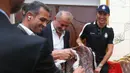 Pemain Al-Nassr, Cristiano Ronaldo menerima karpet permadani Persia saat tiba di Imam Khomeini International Airport, Tehran menjelang laga Liga Champions Asia 2023 melawan Persepolis FC, Selasa (19/09/2023). (AFP/Persepolis FC)