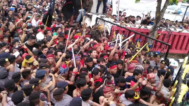 Demo Tolak Fahri Hamzah di Bandara Sam Ratulangi
