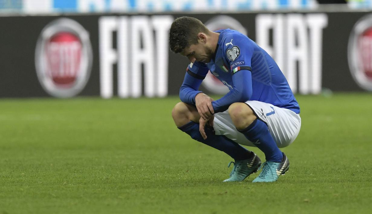 Gelandang Italia, Jorginho, tampak sedih usai gagal membawa Italia lolos ke Piala Dunia 2018 setelah disingkirkan Swedia di Stadion Giuseppe Meazza, Senin (13/11/2017). Italia bermain imbang 0-0 dengan Swedia. (AFP/Miguel Medina)