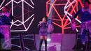 Penampilan Syahrini saat Konser Raya 22 Indosiar, Jakarta, Rabu (11/1). Gaya Syahrini yang sedikit centil membuat panggung Konser Raya semakin meriah. (Liputan6.com/Helmi Afandi)
