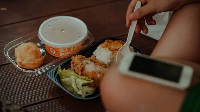 Ciri Orang yang Suka Makan Sambil Menonton