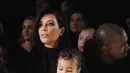 Tiba-tiba rating Keeping Up with the Kardashian turun. Kim memutar otak dan harus mempunyai cara baru untuk para penggemar akan menonton acara itu kembali. Kim yang seolah menjual anak demi rating acara reality shownya. (AFP/Bintang.com)