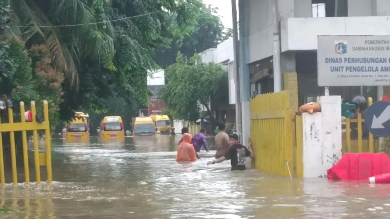Bus Sekolah Ikut Tenggelam di Kramat Jati