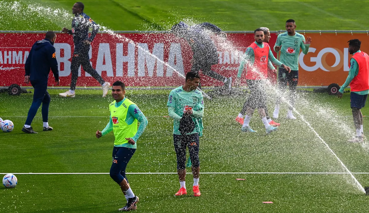 Gelandang Brasil Casemiro (kiri depan) mengikuti sesi latihan persiapan menuju Piala Dunia 2022 di tempat latihan Continassa di Turin, Italia, Selasa (15/11/2022). Setelah menghadapi Serbia, Timnas Brasil juga akan melanjutkan pertandingan melawan Swiss dan Kameru yang tergabung di Grup G. (Vincenzo PINTO / AFP)