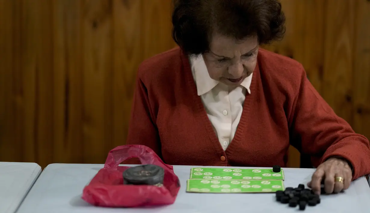Dampaknya sangat menghancurkan bagi para pensiunan Argentina, 85% di antaranya menerima pensiun negara dengan rata-rata 58.500 peso per bulan, atau setara dengan US$265 (sekitar Rp 4 juta). (AP Photo/Natacha Pisarenko)