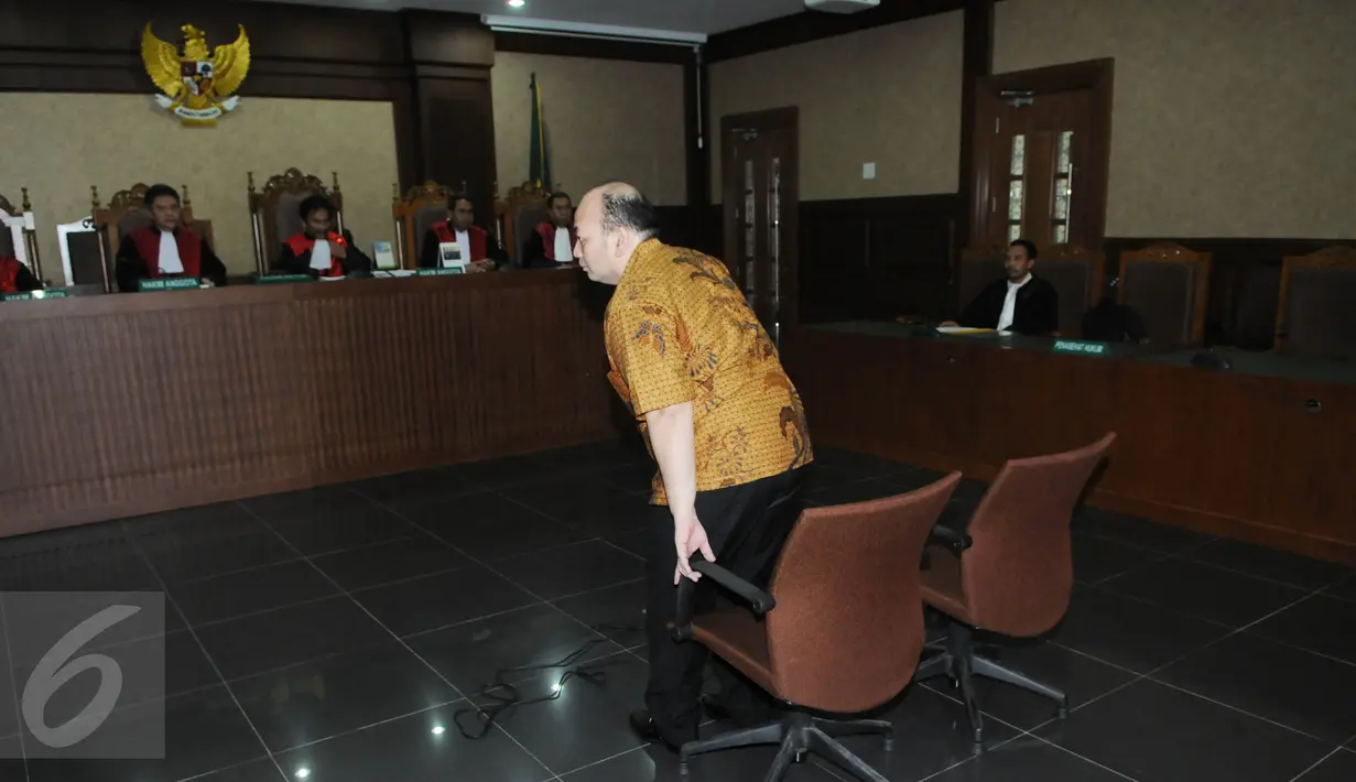 Kasubdit Kasasi Perdata MA Andri Tristianto Sutrisna saat akan menjalani sidang perdana di Pengadilan Tipikor, Jakarta, Kamis (23/6). Andri menjadi terdakwa untuk kasus makelar kasus di MA. (Liputan6.com/Helmi Afandi)