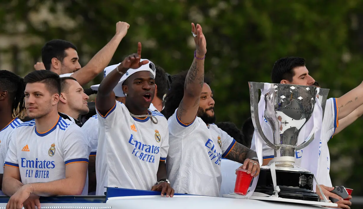 <p>Para pemain Real Madrid merayakan trofi La Liga Spanyol di alun-alun Plaza Cibeles di Madrid pada 30 April 2022. Real Madrid mengamankan gelar La Liga ke-35 setelah kemenangan kandang 4-0 atas Espanyol. (AFP/Oscar Del Pozo)</p>