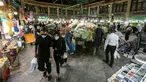 Suasana kesibukan pasar Tajrish selama bulan suci Ramadan di Taheran, Iran (25/4/2020). Di pasar ini pedagang dan pembeli beraktivitas mengenakan alat pelindung seperti masker dan sarung tangan akibat pandemi coronavirus COVID-19. (AFP/Atta Kenare)
