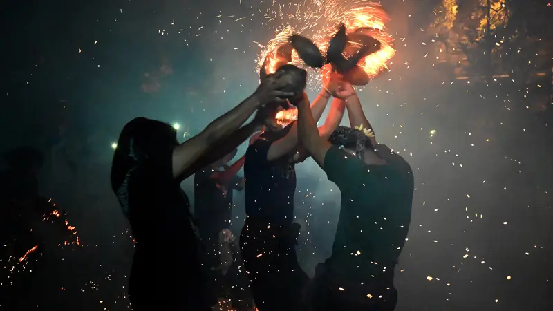 Menyaksikan Ritual Perang Api Para Pemuda di Bali