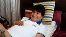 Presiden Bolivia, Evo Morales tersenyum saat menjalani fisioterapi setelah operasi pada lutut kirinya di kediamannya di La Paz, Bolivia, (30/6). Evo Morales memang dikenal sebagai penggila olahraga sepak bola. (REUTERS/David Mercado)