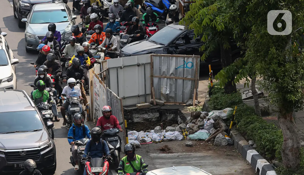 Sejumlah kendaraan terjebak kepadatan arus lalu lintas akibat penyempitan di beberapa titik di jalan Jenderal Gatot Subroto, Jakarta, Selasa (17/6/2025). (Liputan6.com/Angga Yuniar)