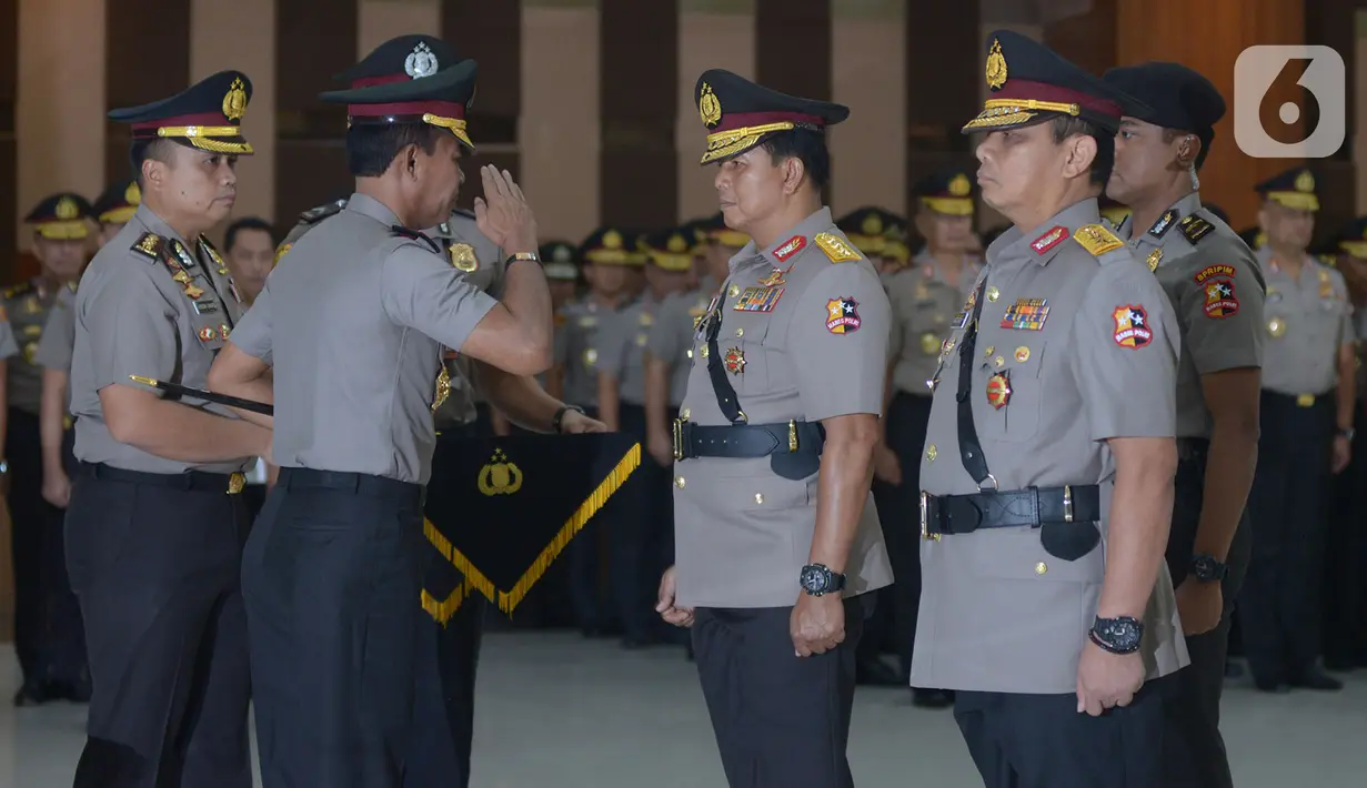 Kapolri Jenderal Polisi Idham Azis  memberikan hormat kepada pejabat lama Komjen Pol Ari Dono Sukmanto saat sertijab Wakil Kepala Polri di Mabes Polri Jakarta, Selasa (7/1/2020). Komjen Ari Dono yang memasuki masa pensiun digantikan Komjen Pol Gatot Eddy Pramono. (merdeka.com/Imam Buhori)
