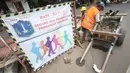 Para pekerja menyelesaikan penataan trotoar di kawasan Matraman, Jakarta, Rabu (9/11). Dinas Bina Marga DKI menyatakan penataan 39 titik trotoar telah mencapai 70 persen dan ditargetkan selesai pertengahan Desember 2016. (Liputan6.com/Immanuel Antonius)