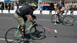 Seorang pria memacu sepeda saat bermain Polo-Bike pada hari kedua World Bike Forum 2017 di Zocalo Square di Mexico City (20/4). World Bike Forum adalah ajang berkumpulnya para pengguna dan penggiat sepeda di kota-kota besar. (AFP Photo/Alfredo Estrella)