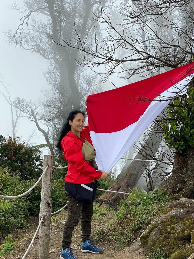 Dikenal Awet Muda, Ini 6 Potret Meriam Bellina yang Hobi Hiking
