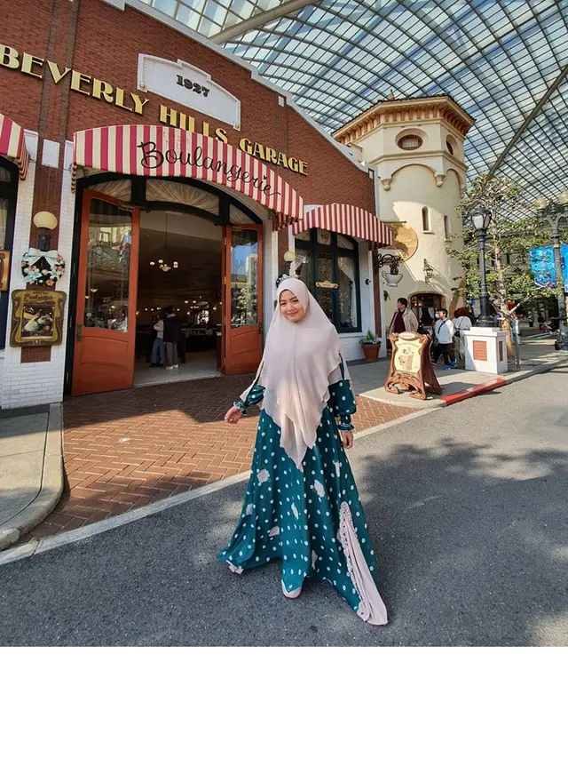 Jarang Tersorot, Ini 7 Potret Terbaru Tika Eks T2 yang Makin Anggun dengan Hijab Syari