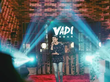Vadi Akbar mulai mengikuti jejak Vidi Aldiano sebagai penyanyi. Vadi pernah merilis single dengan judul 'Tanya Jadi Rasa' tahun 2017. (Liputan6.com/IG/@vadieakbar)