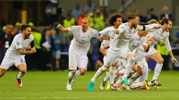 Pemain Real Madrid berhamburan usai memastikan gelar juara Liga Champions 2015/2016 di Stadion San Siro, Milan, Minggu (29/5). Madrid mengalahkan Atletico melalui adu pinalti dengan skor 5-3. (Reuters/Stefan Wermuth)