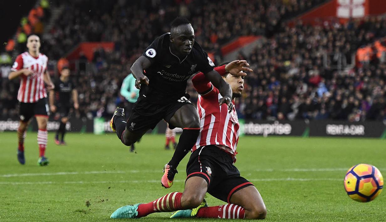 Striker Liverpool, Sadio Mane, berusaha melewati bek Southampton, Virgil Van Dijk, pada laga Premier League di St Mary Stadium, Inggris, Sabtu (19/11/2016). Kedua tim bermain imbang 0-0. (Reuters/Dylan Martinez)