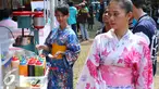 Sejumlah pengunjung menggunakan kimono pakaian budaya Jepang saat Jak-Japan Matsuri 2016 di Senayan, Jakarta, Sabtu (3/9). Festival tersebut sekaligus untuk memperingati 60 tahun hubungan diplomatik Indonesia-Jepang. (Liputan6.com/Angga Yuniar)