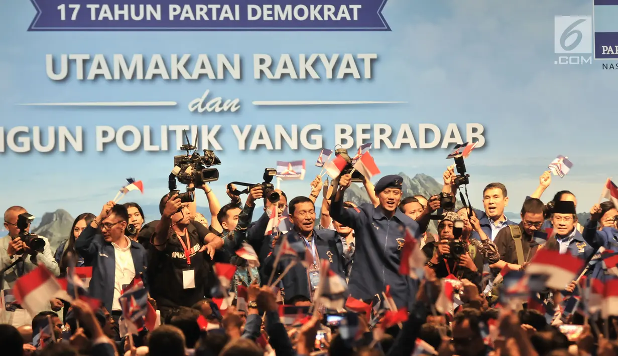 Komandan Satuan Tugas Bersama (Kogasma) Partai Demokrat Agus Harimurti Yudhoyono bersama para kader Partai Demokrat menyanyikan mars partai saat peringatan HUT ke-17 Partai Demokrat di Jakarta, Senin (17/9). (Merdeka.com/Iqbal S Nugroho)