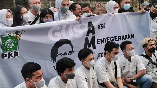 Arzeti Bilbina turun ke jalan membagikan takjil