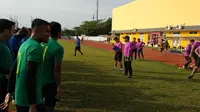 Pelatih Rahmad Darmawan (memakai topi) memimpin sesi latihan Sriwijaya FC di Stadion Atletik Jakabaring Sport City, Rabu (13/12/2017). (Bola.com/Riskha Prasetya)