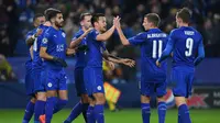 Leicester City memastikan satu tempat di Babak 16 Besar Liga Champions 2016-2017 setelah menang atas Club Brugge, Rabu (23/11/2016) dini hari WIB. Leicester City berada di puncak klasemen Grup G. (AFP/Paul Ellis)