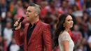 Penyanyi Rusia, Aida Garifullina, duet bersama penyanyi Inggris, Robbie Williams, saat pembukaan Piala Dunia di Stadion Luzhniki, Moskow, Kamis (14/6/2018). Laga pembuka Piala Dunia 2018 mempertemukan Rusia melawan Arab Saudi. (AFP/Kiril Kudryavtsev)