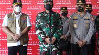 Panglima TNI Marsekal Hadi Tjahjanto meninjau erbuan Vaksinasi untuk lansia dan Keluarga Besar TNI-Polri di gedung Patra Graha Pertamina Cilacap, Jawa Tengah, Jumat (4/6/2021). (Foto: Istimewa)