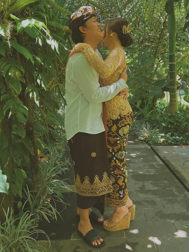 Tampil Serasi Ini 6 Potret Rizky Febian dan Mahalini Raharja dengan Busana Bali