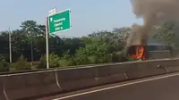 Bus Mayasari Bhakti Terbakar di Ruas Tol Bintaro-BSD (Liputan6.com/Pramita)