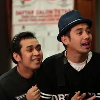 Tarra Budiman terus memantau perkembangan Olga dari manajernya, Vera.