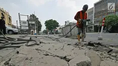 Pekerja menyelesaikan proyek revitalisasi trotoar di kawasan Kemang, Jakarta, Jumat (29/6/2019). Revitalisasi trotoar Kemang ditargetkan selesai pada November 2019. (Liputan6.com/Herman Zakharia)