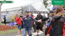 Pebalap Red Bull Racing asal Australia, Daniel Ricciardo, menyapa penggemarnya saat masuk area fan zone jelang GP Australia di Sirkuit Albert Park, Melbourne, Sabtu (19/3/2016). (Bola.com/Yus Mei Sawitri)