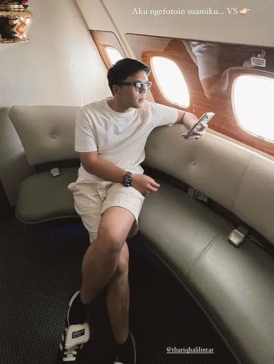 Sedangkan Thariq dengan kaos lengan pendek, celana pendek, dan sneakers-nya.  [@aaliyah.massaid/@thariqhalilintar].