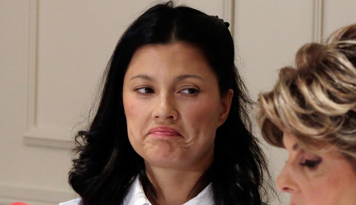 Aktris yang juga model Norwegia, Natassia Malthe bereaksi dalam konferensi pers di New York, Rabu (25/10). Malthe mengaku menjadi salah satu korban pelecehan seksual yang dilakukan produser Hollywood Harvey Weinstein. (AP/Richard Drew)