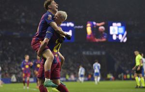 Gelandang Barcelona asal Spanyol, Daniel Olmo (kanan) merayakan gol bersama Fermin Lopez usai mencetak gol pada pertandingan pekan ke-18 Liga Spanyol 2025/2026 melawan RCD Espanyol di Stadion RCDE, Sabtu 3 Januari 2026 waktu setempat atau Minggu (4/1/2026) dini hari WIB. Derbi Catalunya antara RCD Espanyol dan Barcelona pada pekan ke-18 Liga Spanyol 2025/2026 berakhir dengan kemenangan Blaugrana. (MANAURE QUINTERO/AFP)