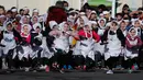 Anak-anak berpartisipasi mengikuti lomba lari dengan membawa pancake dalam lomba tahunan Pancake Trans-Atlantic, di kota Olney, Buckinghamshire, Inggris, Selasa (5/3). Lomba pada Hari Pancake ini diadakan satu hari menjelang Rabu Abu. (AP/Frank Augstein)